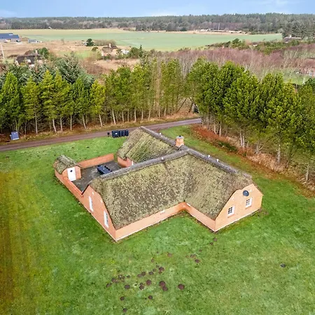 Renovated Thatched Pool House By The North Sea For 16 People, Holiday home *
