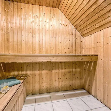 Renovated Thatched Pool House By The North Sea For 16 People, Holiday home *