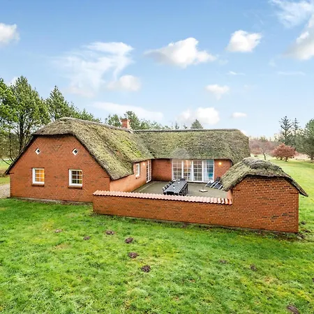 Renovated Thatched Pool House By The North Sea For 16 People, Ulfborg