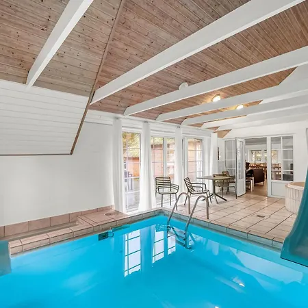 Renovated Thatched Pool House By The North Sea For 16 People, Holiday home