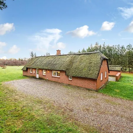 Renovated Thatched Pool House By The North Sea For 16 People, Holiday home *