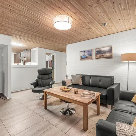Renovated Thatched Pool House By The North Sea For 16 People, Holiday home Ulfborg