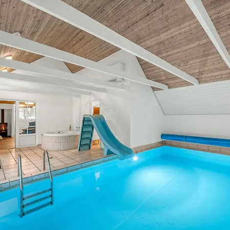 Renovated Thatched Pool House By The North Sea For 16 People, Holiday home Ulfborg